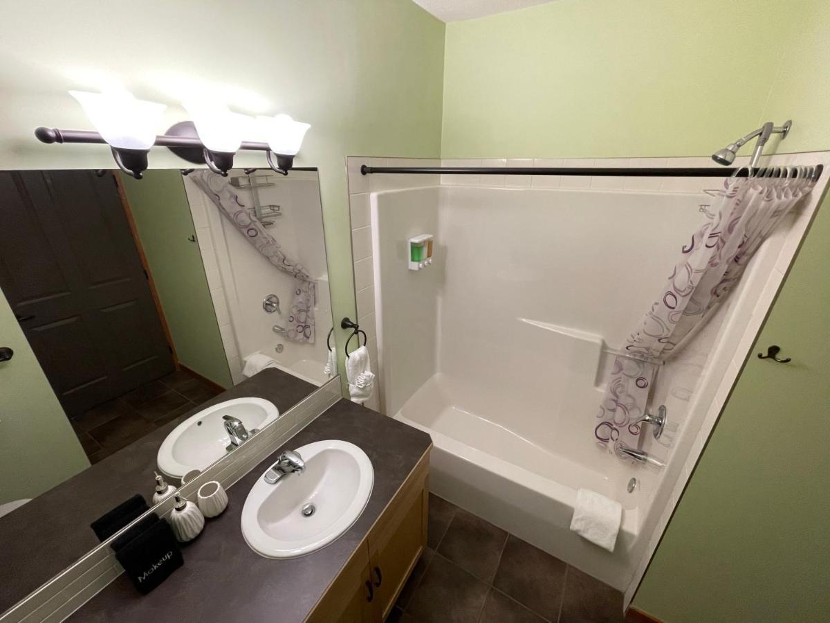 Renovated Condo, 2Br, 2Ba, Heated Pool, 3 Hot Tubs, Pets Welcome! Canmore Exterior foto