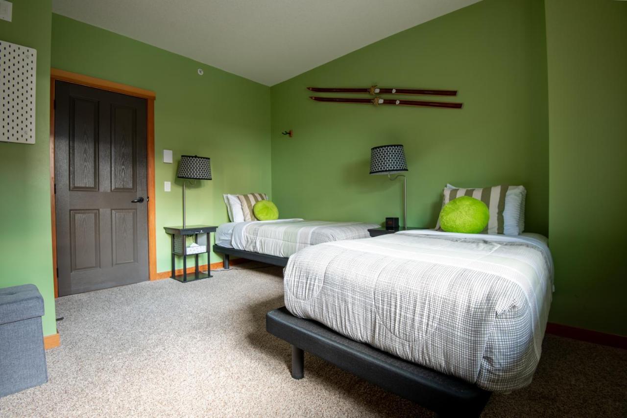 Renovated Condo, 2Br, 2Ba, Heated Pool, 3 Hot Tubs, Pets Welcome! Canmore Exterior foto