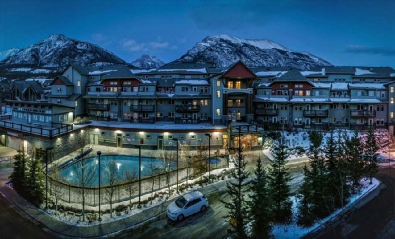 Renovated Condo, 2Br, 2Ba, Heated Pool, 3 Hot Tubs, Pets Welcome! Canmore Exterior foto